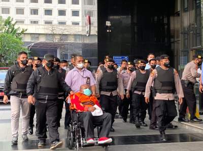 Gubernur Papua nonaktif Lukas Enembe saat hadir jumpa pers KPK di RSPAD Gatot Soebroto, Jakarta, beberapa waktu lalu.