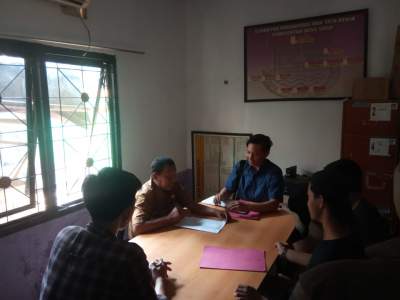 Puluhan Warga Desa Saga Geruduk Kantor Desa