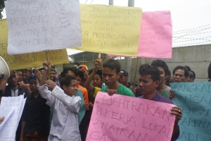 Masyarakat Mekarjaya saat melakukan aksi demo di depan kantor direksi PT. SBJBF