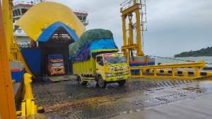 Cuaca Buruk, Kapal Ferry Sulit Sandar di Pelabuhan Merak
