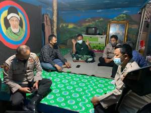 Bhabinkamtibmas Desa Gembong Aktifkan Pos Kamling Bareng Warga