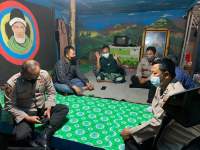 Bhabinkamtibmas Desa Gembong Aktifkan Pos Kamling Bareng Warga
