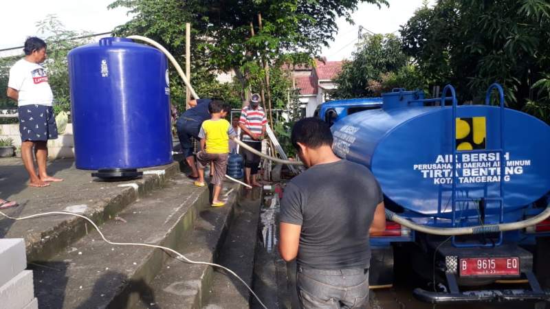 Permudah Warga Korban Banjir Periuk, PDAM TB Pasang Toren di Lokasi