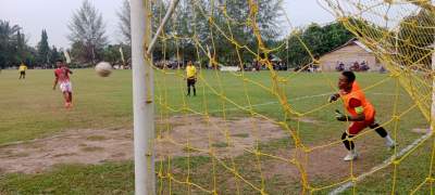  Tendangan keras pemain Teluk Mengkudu tidak dapat di tangkap kiper Sipispis.