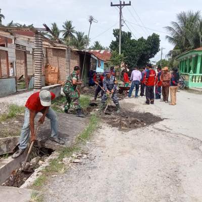 Babinpotmar Lanal TBA Hadir ditengah masyarakat Bergotong royong waspada Banjir
