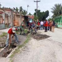 Babinpotmar Lanal TBA Hadir ditengah masyarakat Bergotong royong waspada Banjir