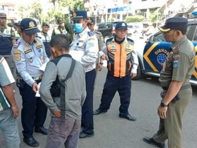 Juru parkir liar di kawasan Pasar Senen, Jakarta Pusat, ditindak aparat keamanan dan Dinas Perhubungan