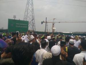 Aksi unjuk rasa masyaraat Sindangjaya, Kabupaten Tangerang menolak pembangunan sekolah Santa Laurensia.