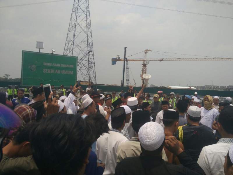 Aksi unjuk rasa masyaraat Sindangjaya, Kabupaten Tangerang menolak pembangunan sekolah Santa Laurensia.