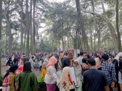 Makam Kramat Solear Dibanjiri Ribuan Warga