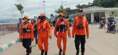 Personel pos SAR Parapat danau Toba patroli di lokasi wisata danau Toba.
