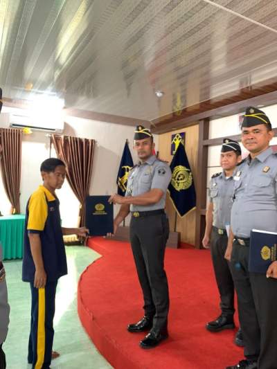 Kalapas Tanjungbalai Asahan Bagikan Remisi Khusus Natal 2024