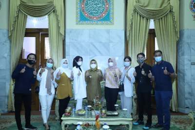 Momen Hari Ibu, Bupati Serang Dapat Apresiasi dari Milenial