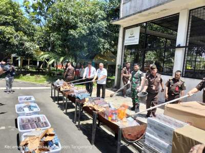 kejaksaan memusnahkan barang bukti.