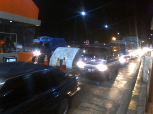 Antrean Kendaraan Mudik Menggular Capai Tol
