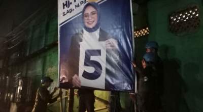 Petugas Pol PP Tangsel saat menertibkan alat sosialisasi Caleg DPRD Banten. (Ist)