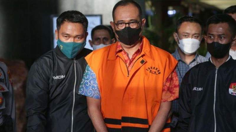 Mantan pejabat Ditjen Pajak Kementerian Keuangan, Rafael Alun Trisambodo usai diperiksa KPK di Jakarta.