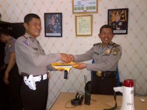 AKP Isa saat menyerahkan berkas kepada AKP Sarbini di ruang kerjanya