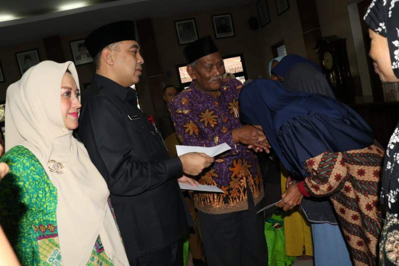 Zaki bersama TP PKK Santuni 203 Dhuafa