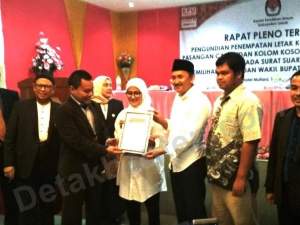 KPU Lebak Rapat Pleno Terbuka Pengundian Penempatan Letak Kolom Bergambar Pasangan Calon