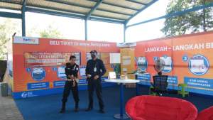 Suasana tempat penjualan tiket online atau bufferzone di SPBU Gerem dan Rumah Makan Mato Aie di Jalan Akses Tol Merak.