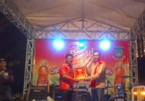 Pak Dolphin saat memberikan plakat kepada H Sachrudin  diacara CFN Cullinary Pasar Lama