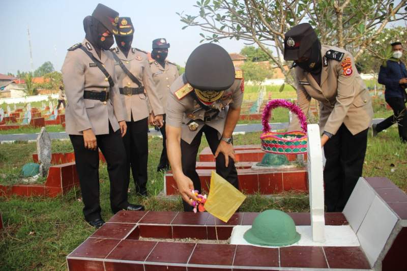 Polwan Polda Banten Ziarah Ke Taman Makam Pahlawan
