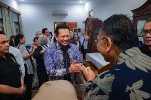 Ketua MPR RI Bambang Soesatyo atau Bamsoet, melayat ke rumah duka almarhum Sarwono Kusumaatmadja, di Jakarta, Sabtu (27/5/2023) malam.