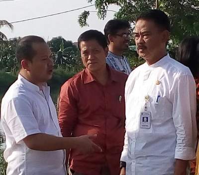 Camat Rudy (koko putih) bersama anggota Dewan saat sidak ke lokasi Kali Ledug.