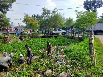 Salut, Petani Asal Desa Jengkol Kresek Kerja Bakti Bersihkan Saluran Irigasi Sukamulya