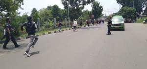 OTW Demo Omnibus Law Ke Jakarta, Puluhan Pelajar Kocar-Kacir Dikejar Petugas Di Depan DPRD Tangsel