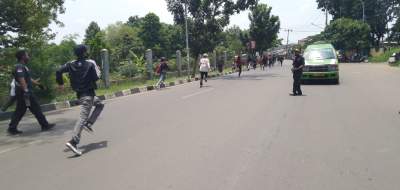 OTW Demo Omnibus Law Ke Jakarta, Puluhan Pelajar Kocar-Kacir Dikejar Petugas Di Depan DPRD Tangsel