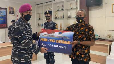 Pemberian tali asih secara simbolis diserahkan kepada Pelda TTG Wahyu Witdiyanto perwakilan Bintara Pembina Potensi Maritim (Babinpotmar) Lanal Banten, Rabu (4/8/2021).