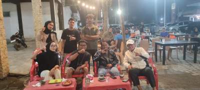 Calon Bupati Serdang Bedagai, Darma Wijaya nonton bareng dengan masyarakat