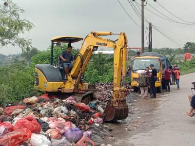 DLHK Kerahkan 10 Armada Gempur Sampah Liar di Cikasungka Solear