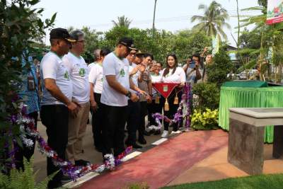 Zaki Tanam Pohon Di Stadion Mini Cisauk