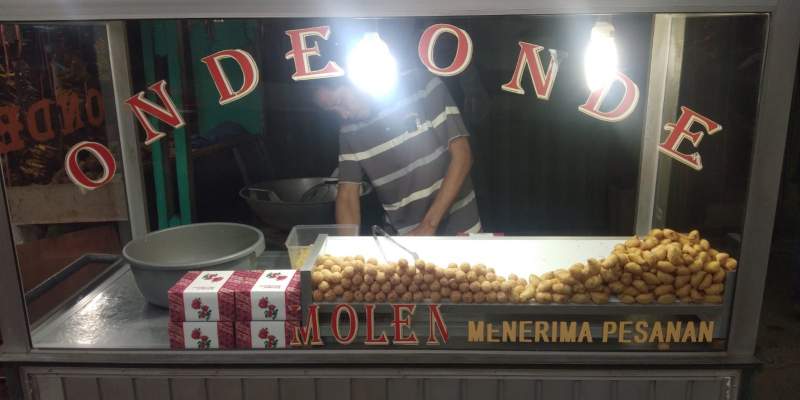 Onde-onde dan Molen Mini, jajanan tradisional asal Jawa Timur.