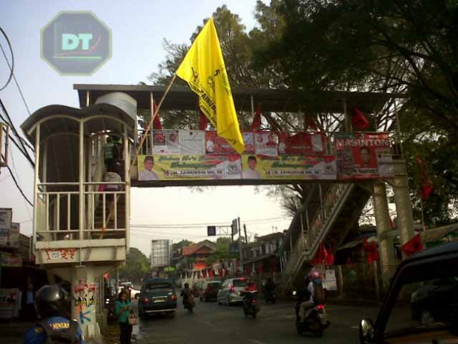 Poster Caleg Penuhi Badan Jembatan Penyebrangan