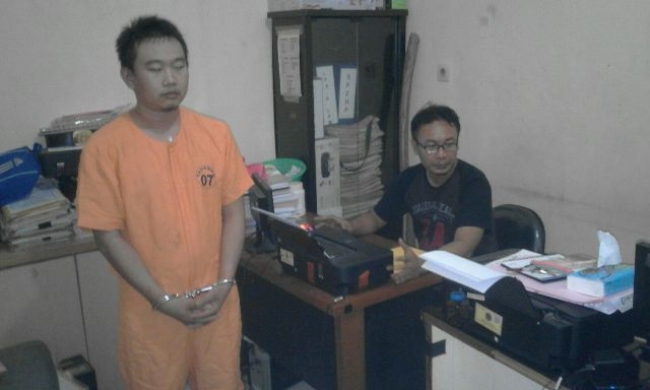 Tersangka saat di Polsek Batuceper