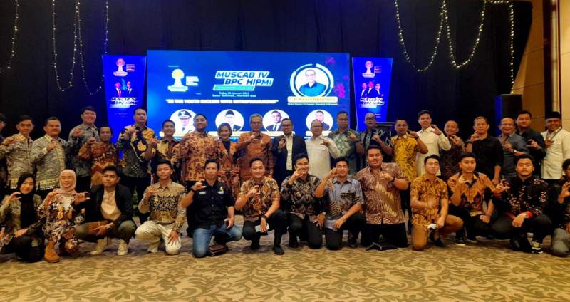 Pengurus HIPMI Tangsel bersama sejumlah pejabat Tangsel saat Muscab HIPMI di Swiss bell Hotel, BSD Serpong.