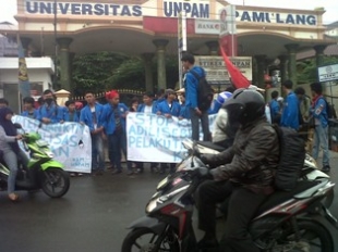 Pamulang- Mahasiswa Unpam Demo Tolak WTO di Bali, Selasa (3/12)DT