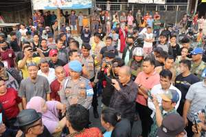 Proses Pemasangan Reklame di Pasar Kutabumi Dihalangi Pedagang