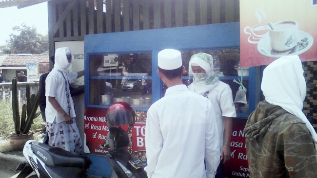 FPI Merazia Warung Makan Di Kota Serang