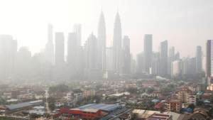 Pemandangan kota diselimuti kabut di Kuala Lumpur, Malaysia 3 Oktober 2023. (REUTERS/Hasnoor Hussain)