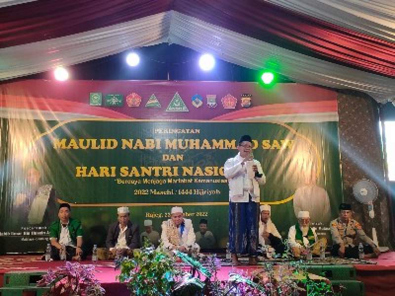 Rayakan Maulid dan Hari Santri, Ratusan Warga Rajeg Banjiri Kantor Camat