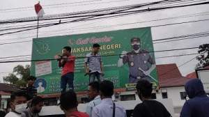 Aliansi Keadilan Bersatu saat melakukan aksi di depan Kejari Tanjungbalai. (DB/Gani)