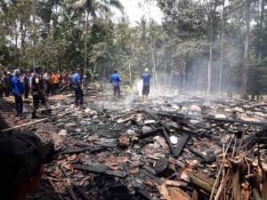 Tiga Rumah Warga di Lebak Hangus Dilalap Api