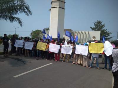 Tolak Raperda RZWP3K, Nelayan Banten Lakukan Aksi Di Pendopo Gubernur Banten