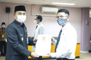 Mad Romli Serahkan 442 SK Pengangkatan CPNS