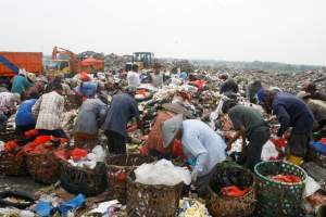 Pemulung di TPA RAwa Kucing, Kota Tangerang